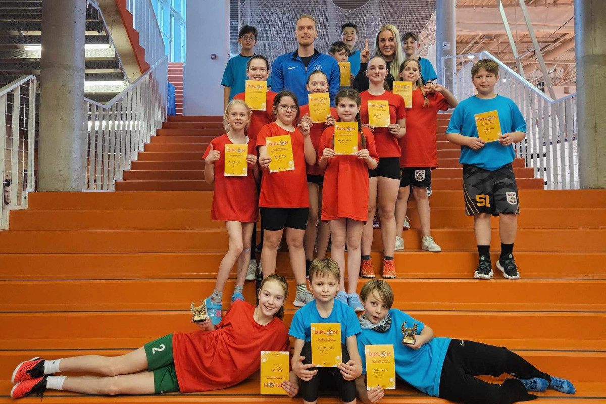 2.-4. aprillini toimusid EMÜ Spordihoones Tartu linna koolide lahised meistrivõistlused saalihokis, kus meie kool oli esindatud koguni 10 võistkonnaga.Parima tu